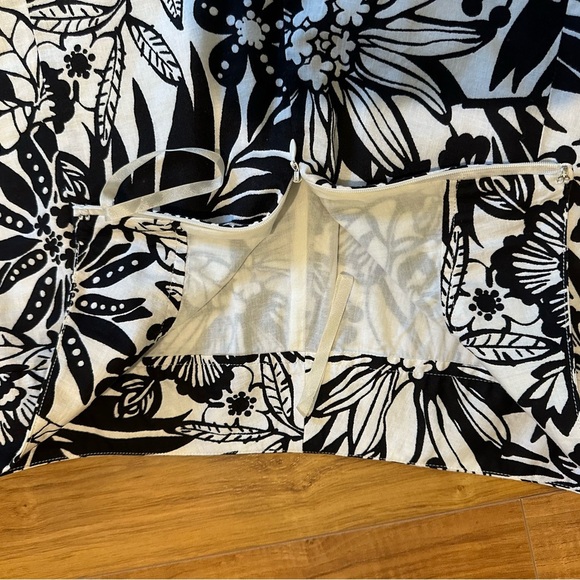 GAP Black and White Asymmetrical Floral Skirt Size 10 - Picture 6 of 7